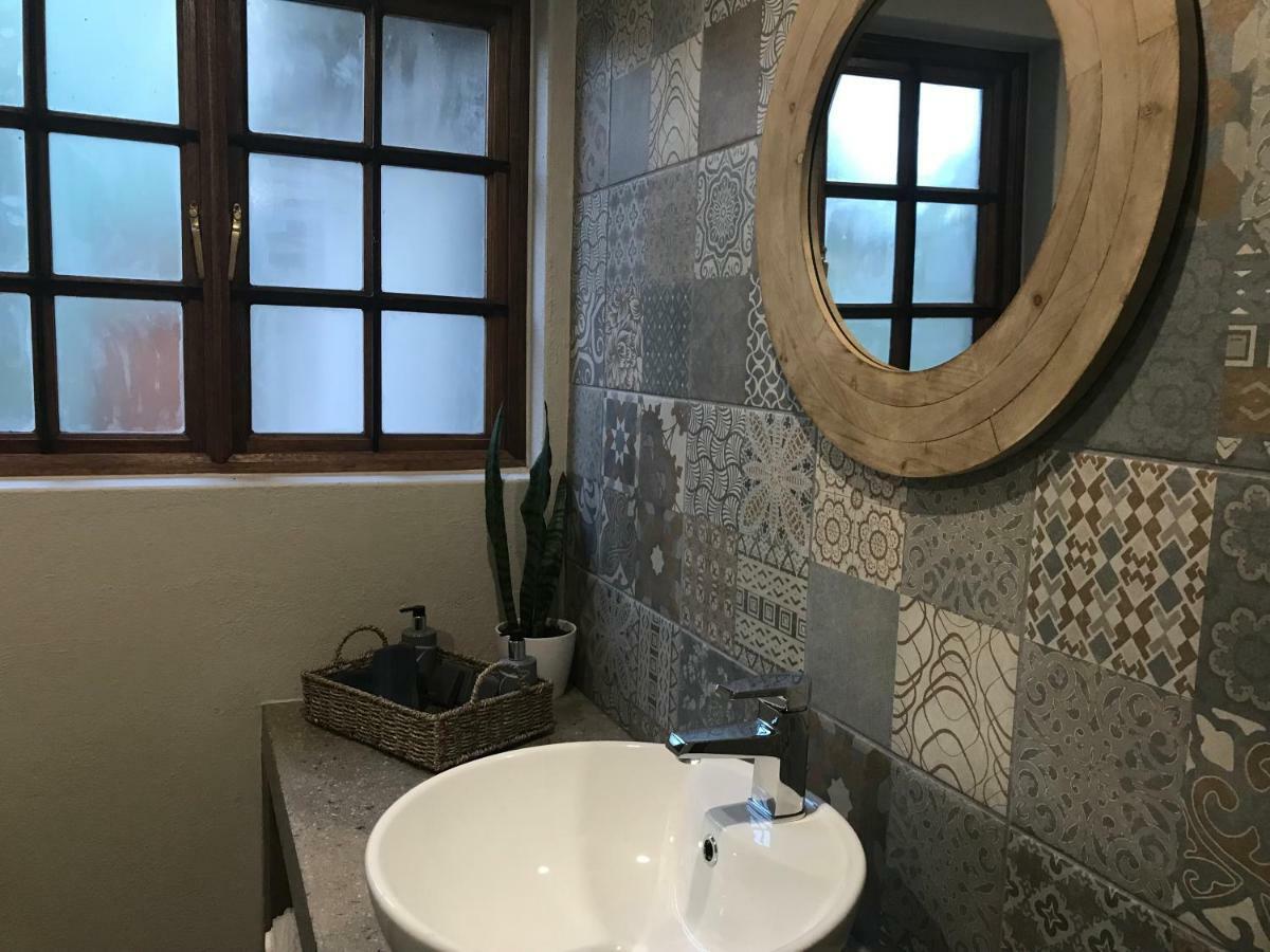 Lowveld Living Guesthouse ネルスプロイト エクステリア 写真